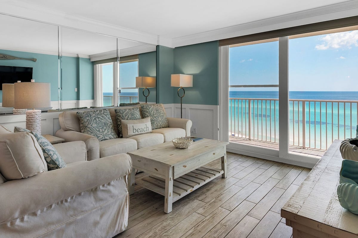 Condo, Berbilang Katil, Balcony, Ocean View (BeachCrest 604) | Ruang tamu | 42 inci televisyen skrin rata dengan digital