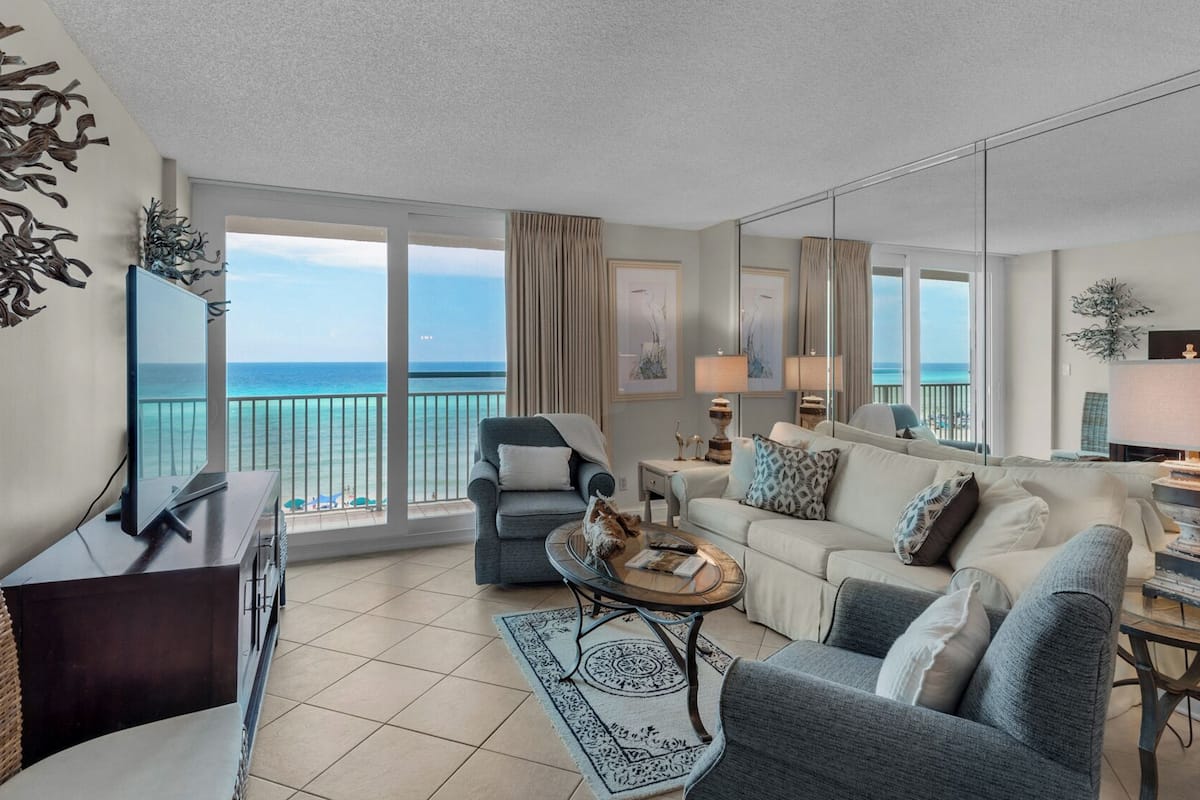 Condo, Berbilang Katil, Balcony, Ocean View (Beachcrest 405) | Ruang tamu | 42 inci televisyen skrin rata dengan digital