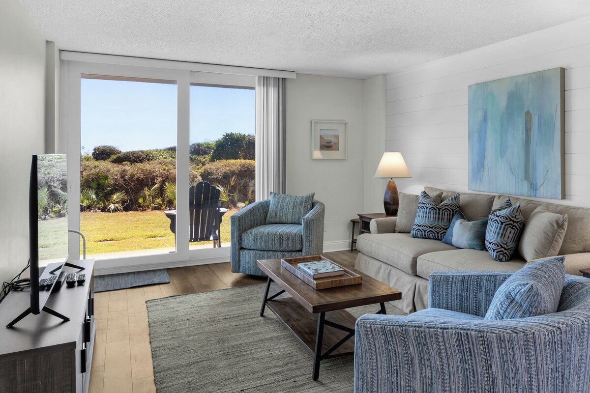 Leilighet, flere senger, balkong, hageutsikt (BeachCrest 103) | Oppholdsområde | En 42-tommers Flatskjerm-TV med digitale kanaler