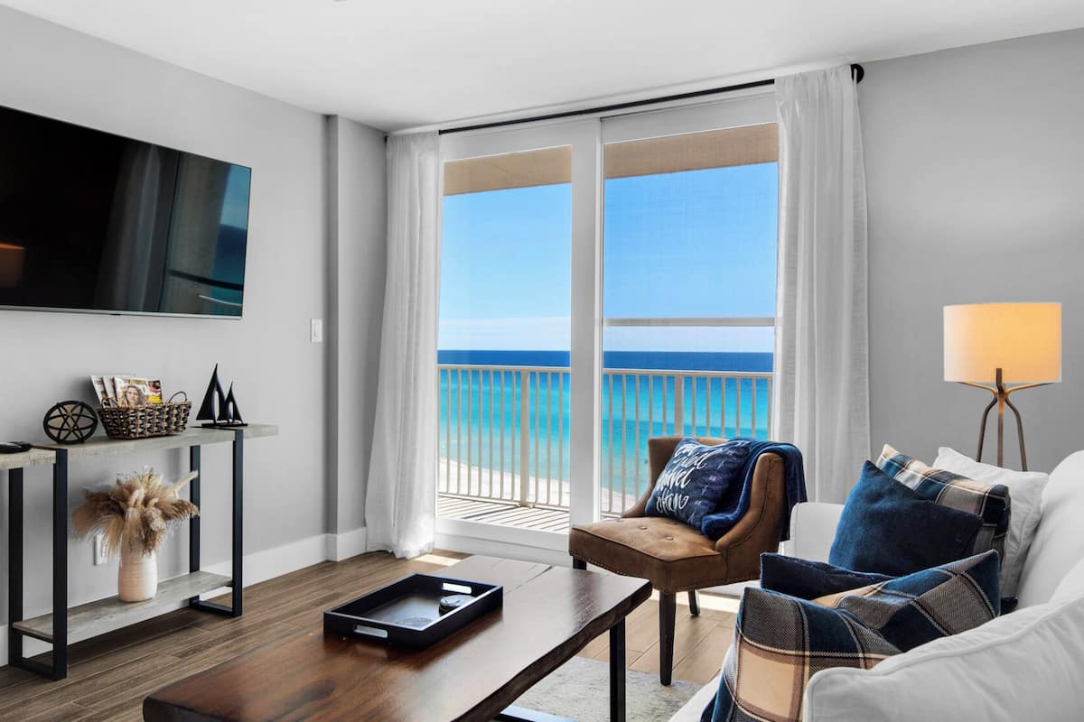 Condo, Berbilang Katil, Balcony, Ocean View (BeachCrest 603) | Ruang tamu | 42 inci televisyen skrin rata dengan digital