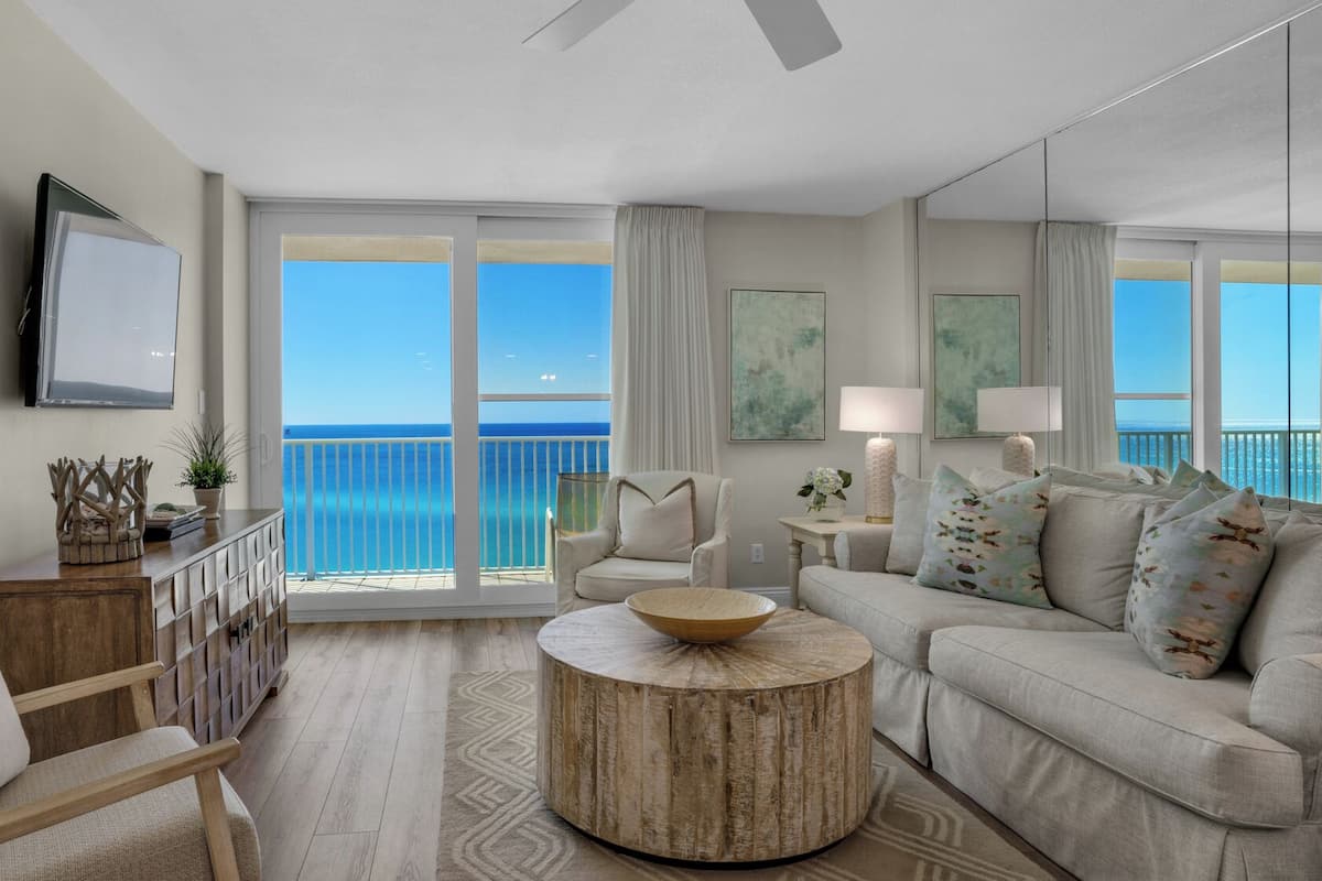 Condo, varias camas, balcón, vista al océano (BeachCrest 1005) | Área de sala de estar | Televisión de pantalla plana de 42 pulgadas con canales digitales