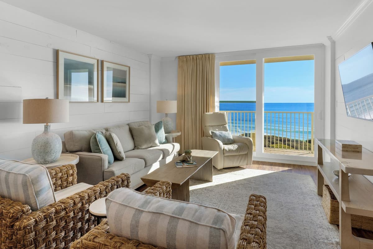 Condo, Berbilang Katil, Balcony, Ocean View (BeachCrest 302) | Ruang tamu | 42 inci televisyen skrin rata dengan digital