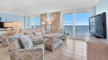 Appartement, Meerdere bedden, balkon, uitzicht op zee (BeachCrest 406) | Woonruimte | Een 42-inch flatscreentelevisie met digitale zenders