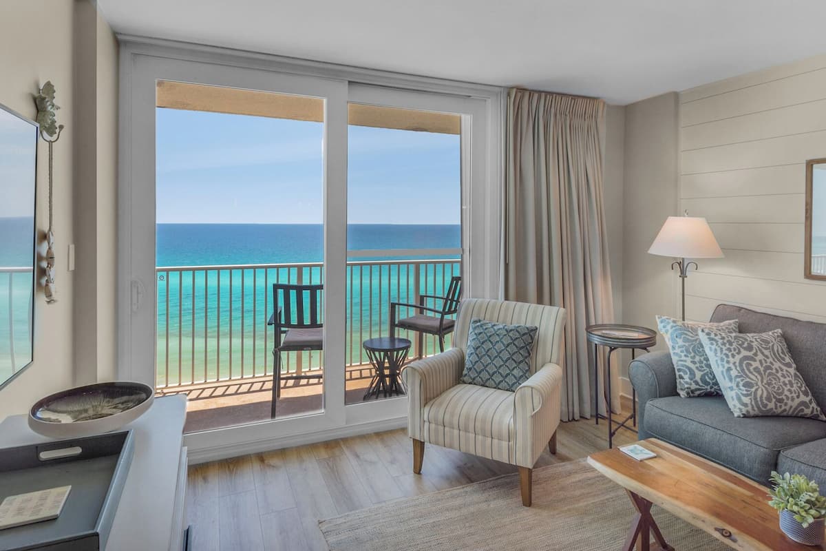 Condo, Berbilang Katil, Balcony, Ocean View (BeachCrest 1101) | Ruang tamu | 42 inci televisyen skrin rata dengan digital
