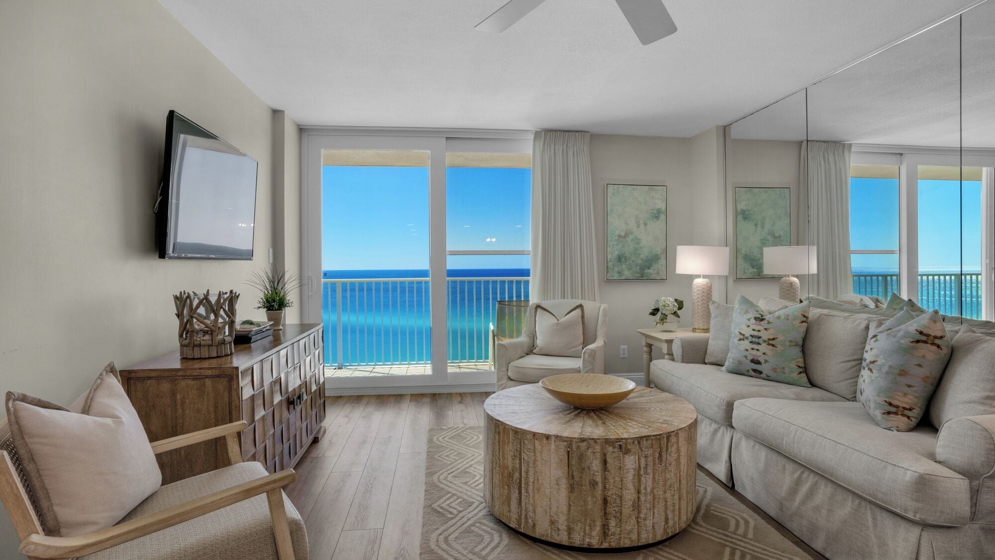 Apartamento, varias camas, balcón, vistas al mar (BeachCrest 1005) | Zona de estar | Televisión de pantalla plana de 42 pulgadas con canales digitales