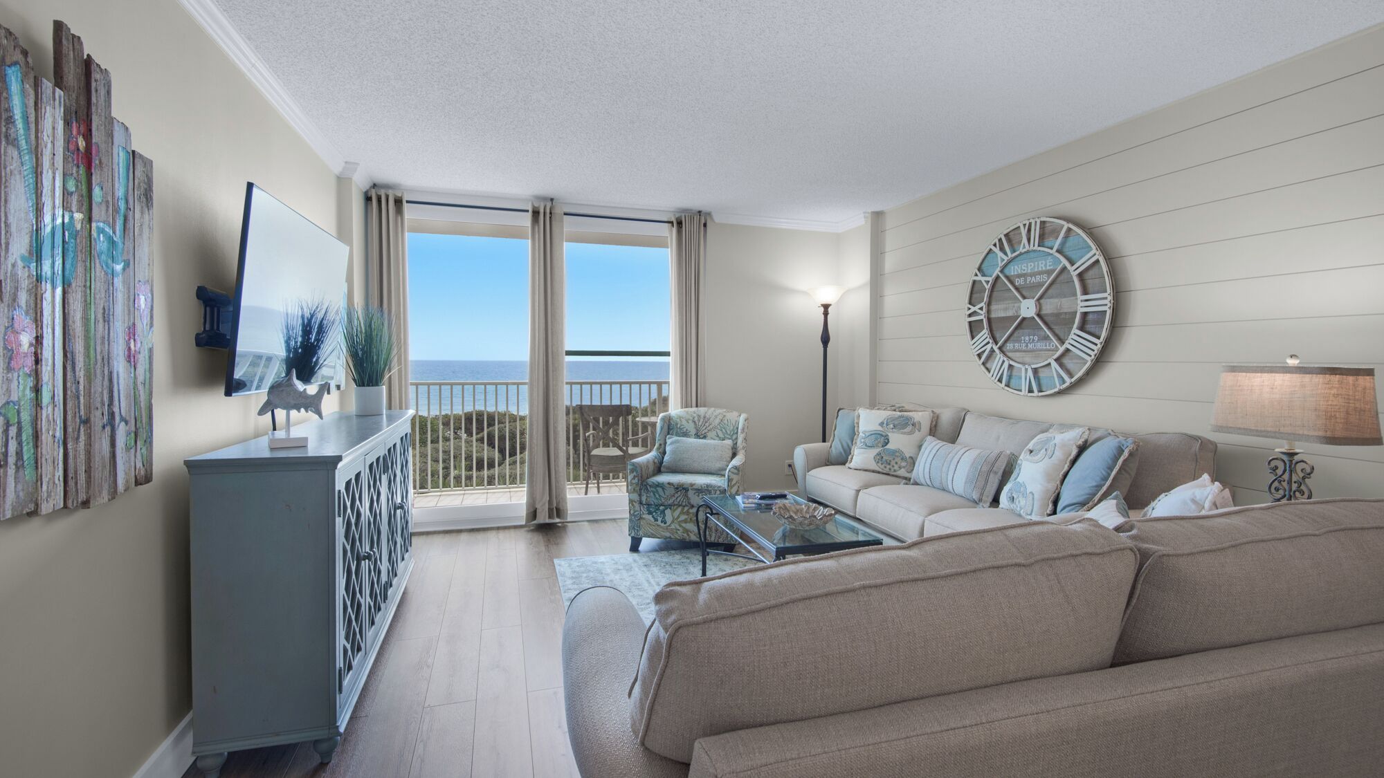 Leilighet, flere senger, balkong, havutsikt (BeachCrest 205) | Oppholdsområde | En 42-tommers Flatskjerm-TV med digitale kanaler