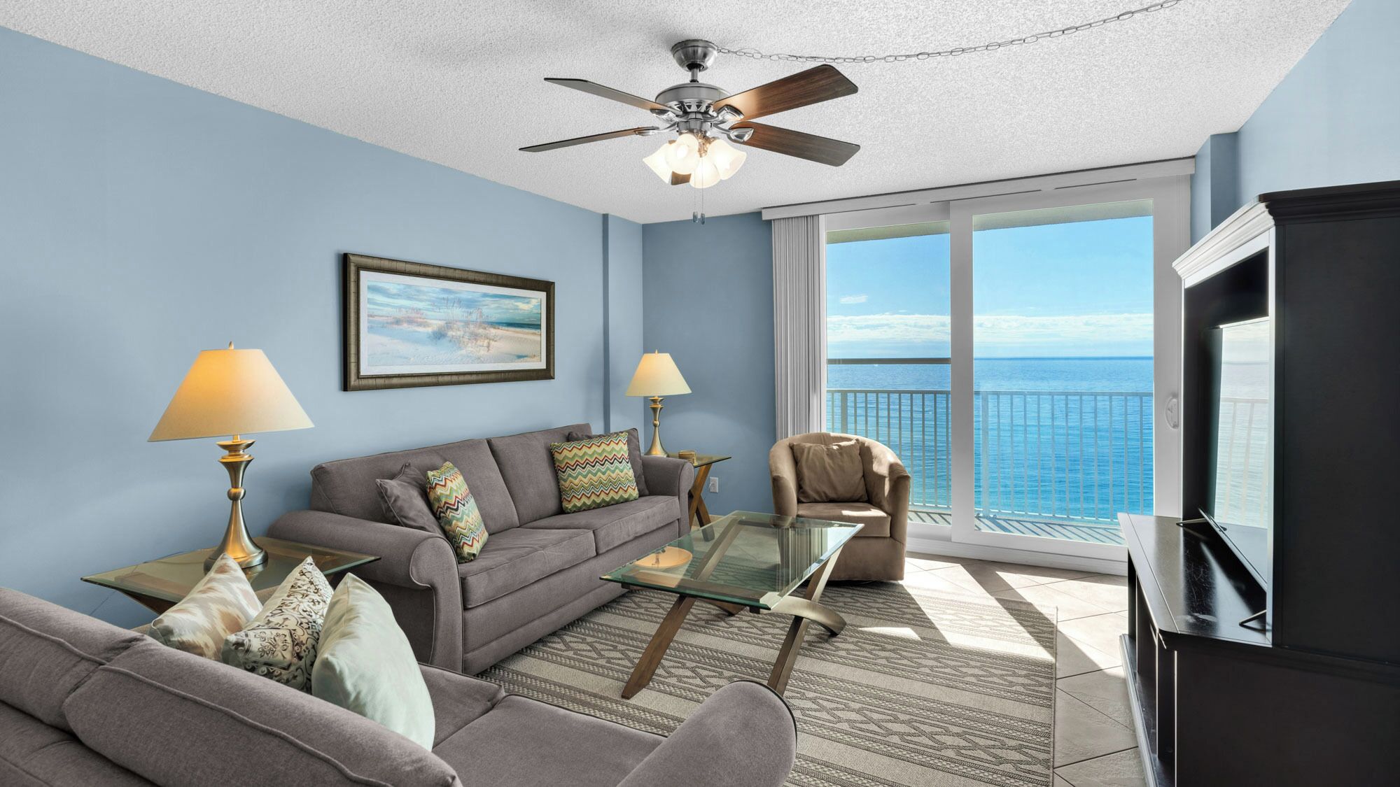 Apartment, Mehrere Betten, Balkon, Meerblick (BeachCrest 904) | Wohnbereich | 42-Zoll-Flachbildfernseher mit Digitalempfang