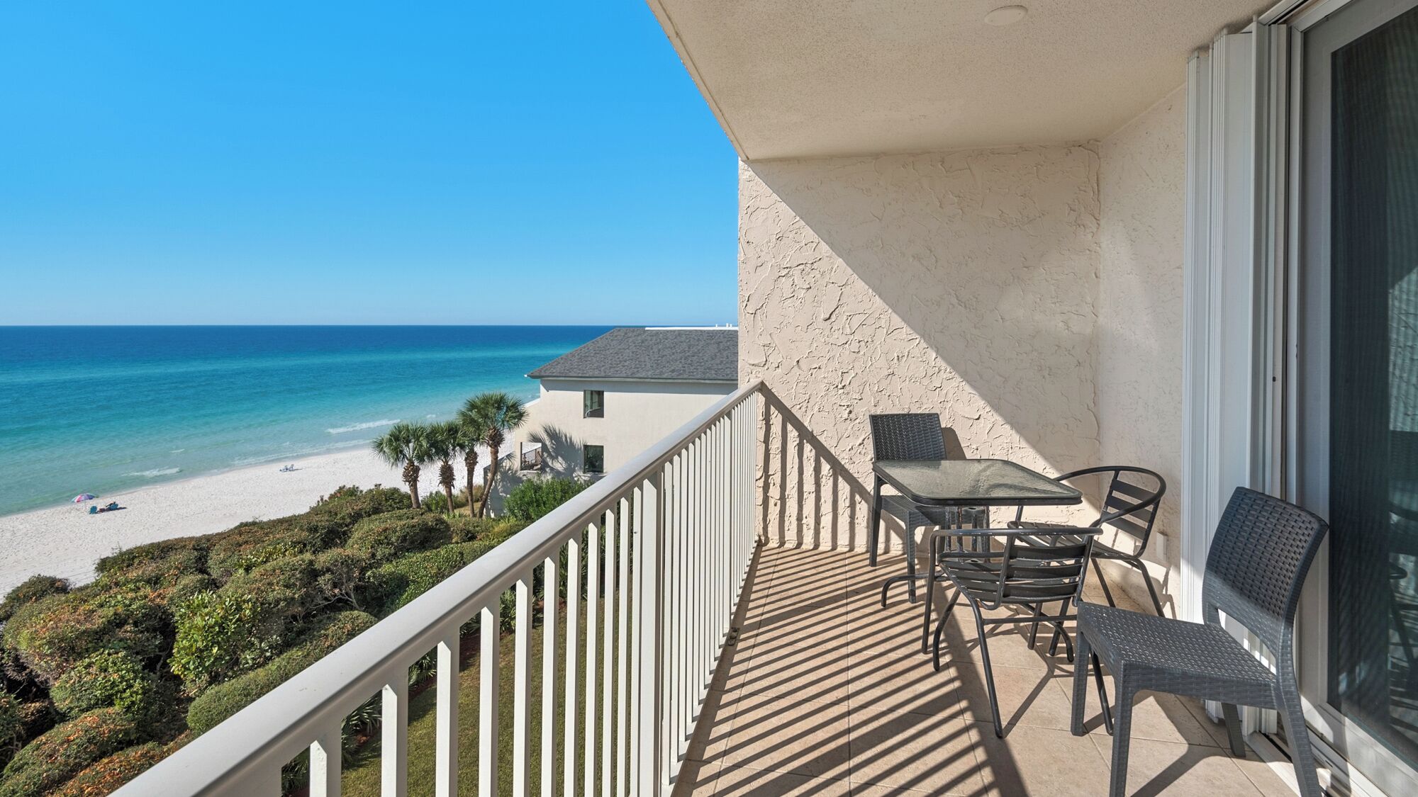 Apartamento, varias camas, balcón, vistas al mar (BeachCrest 404) | Restaurante al aire libre