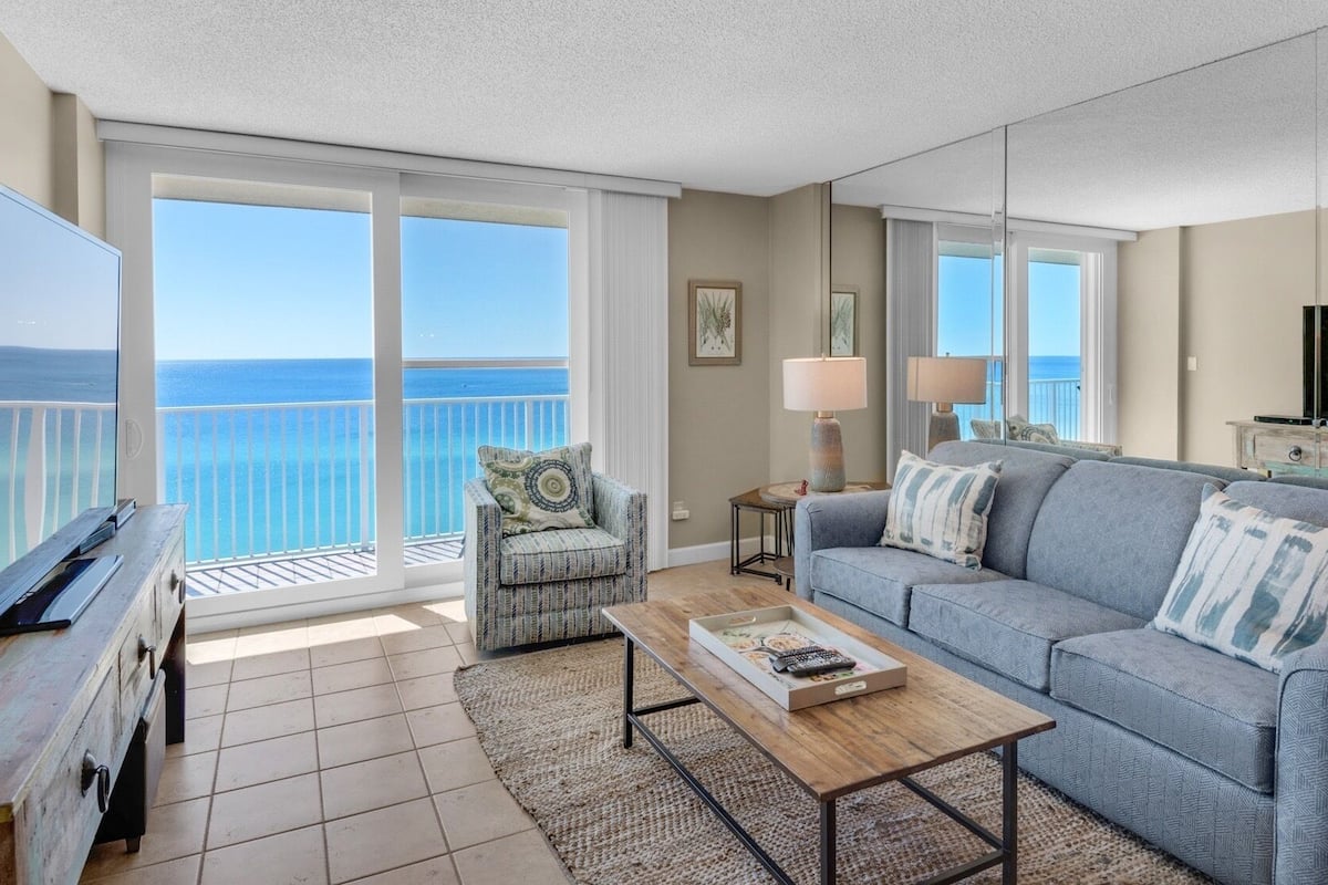 Condo, Berbilang Katil, Balcony, Ocean View (BeachCrest 1201) | Ruang tamu | 42 inci televisyen skrin rata dengan digital