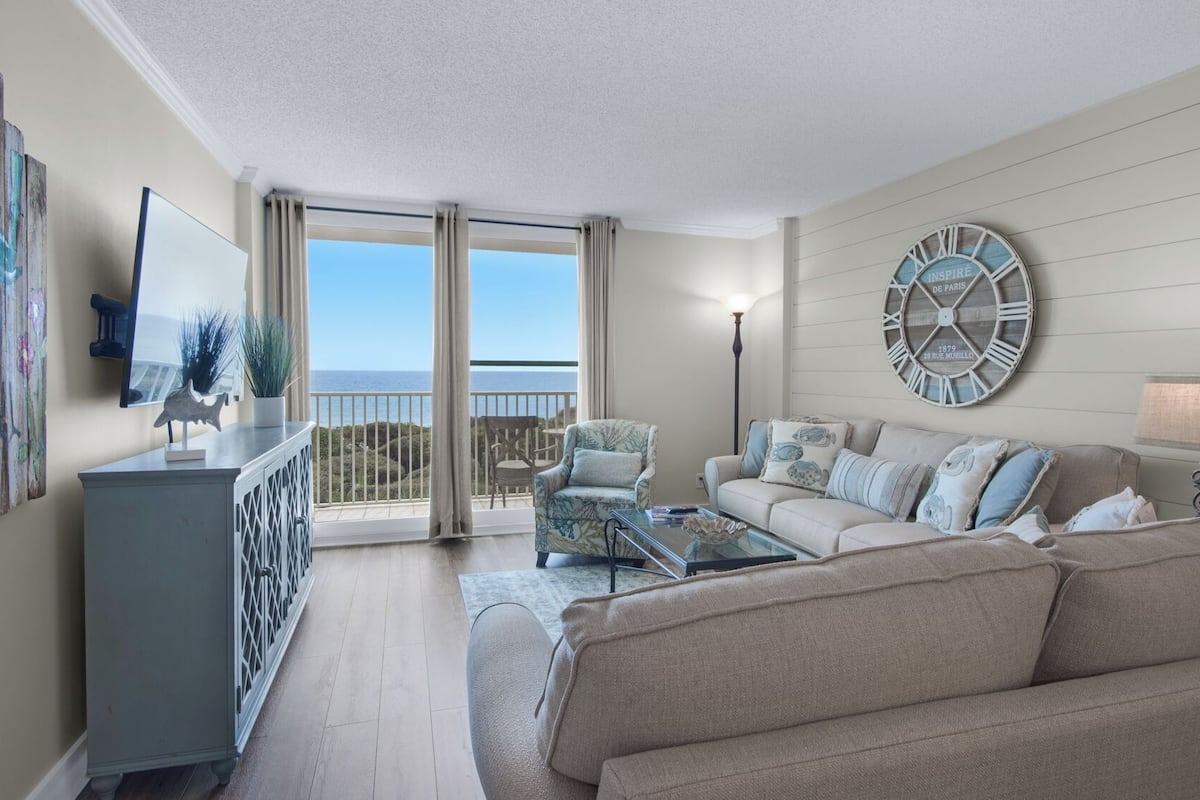 Condo, Berbilang Katil, Balcony, Ocean View (BeachCrest 205) | Ruang tamu | 42 inci televisyen skrin rata dengan digital