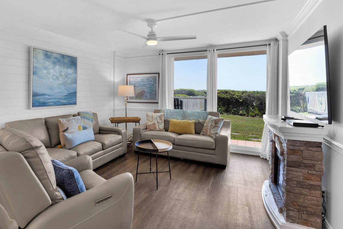 Condo, várias camas, sacada, vista para o jardim (BeachCrest 102) | Área de estar | TV de tela plana 42 polegadas com canais digitais