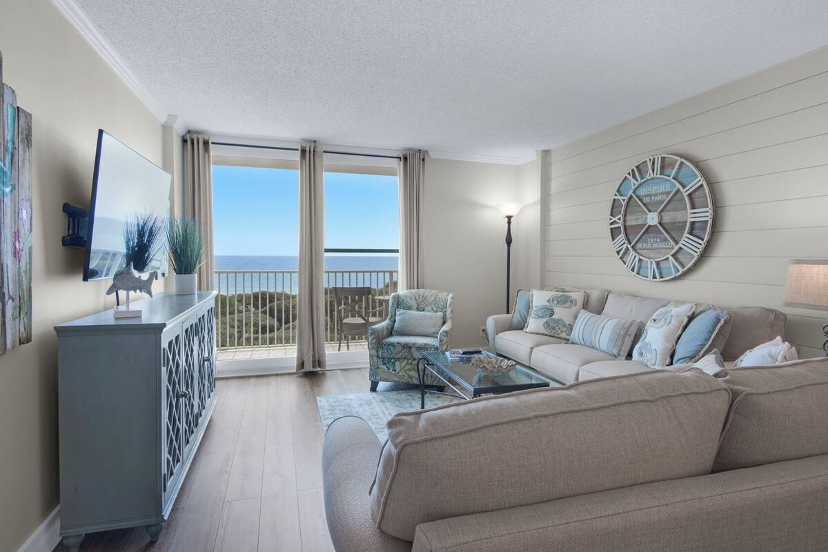 Condo, Berbilang Katil, Balcony, Ocean View (BeachCrest 205) | Ruang tamu | 42 inci televisyen skrin rata dengan digital