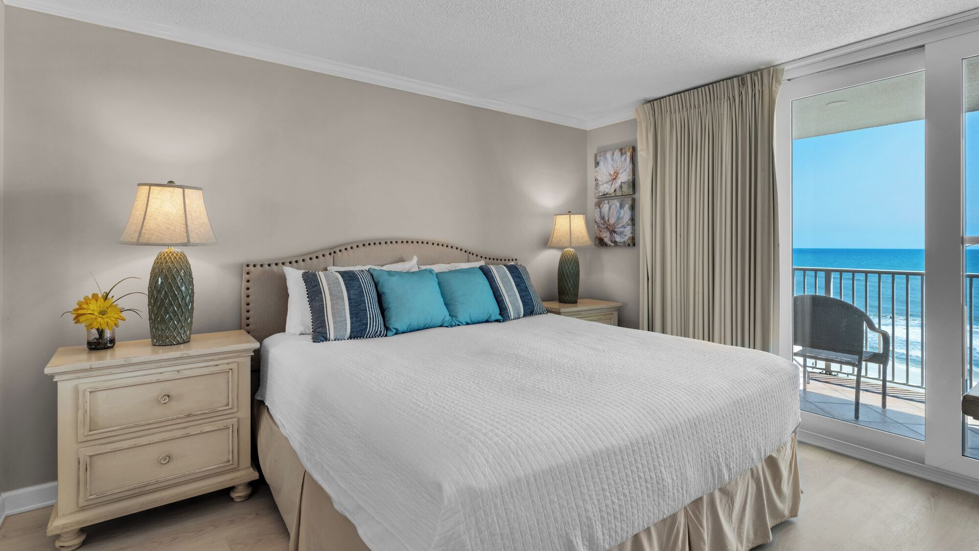 Apartamento, varias camas, balcón, vistas al mar (BeachCrest 501) | 2 dormitorios, decoración individual, mobiliario individual