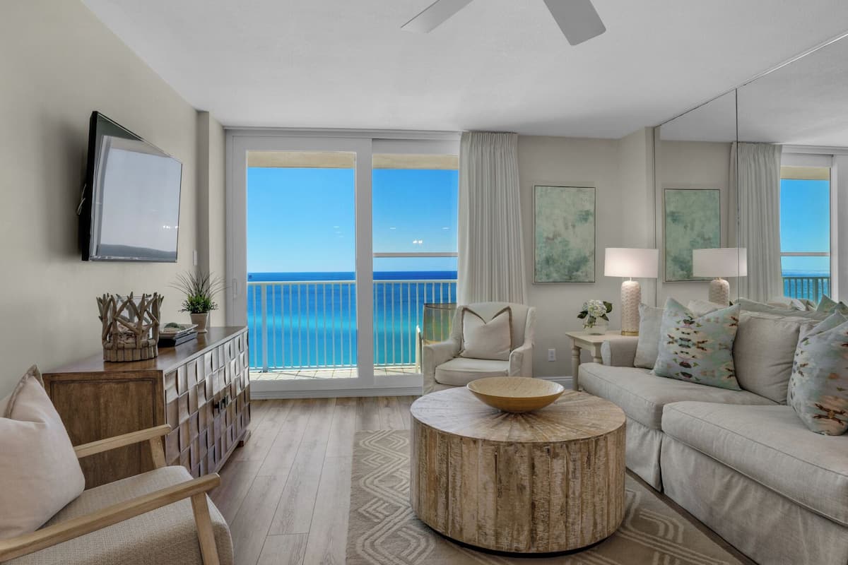Condo, Berbilang Katil, Balcony, Ocean View (BeachCrest 1005) | Ruang tamu | 42 inci televisyen skrin rata dengan digital