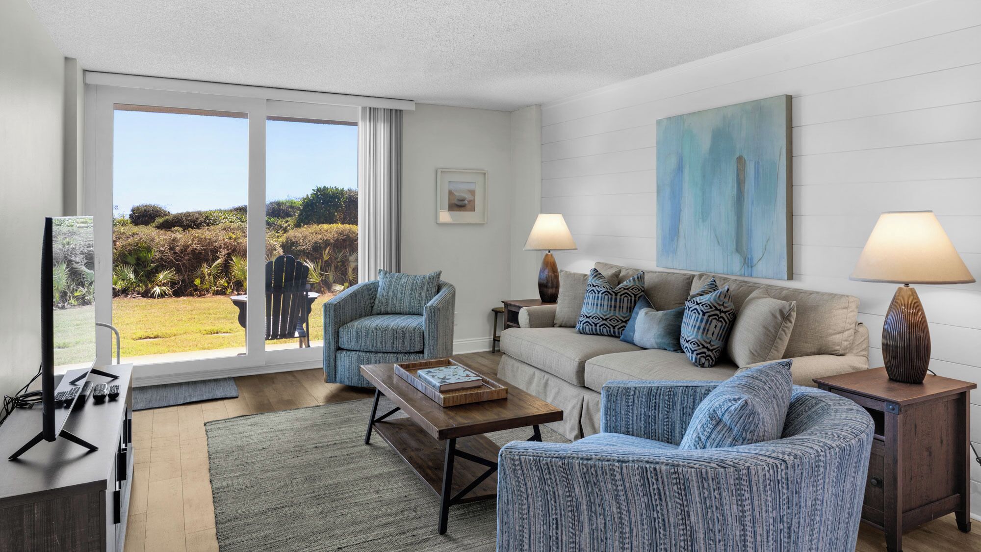 Apartment, Mehrere Betten, Balkon, Gartenblick (BeachCrest 103) | Wohnbereich | 42-Zoll-Flachbildfernseher mit Digitalempfang