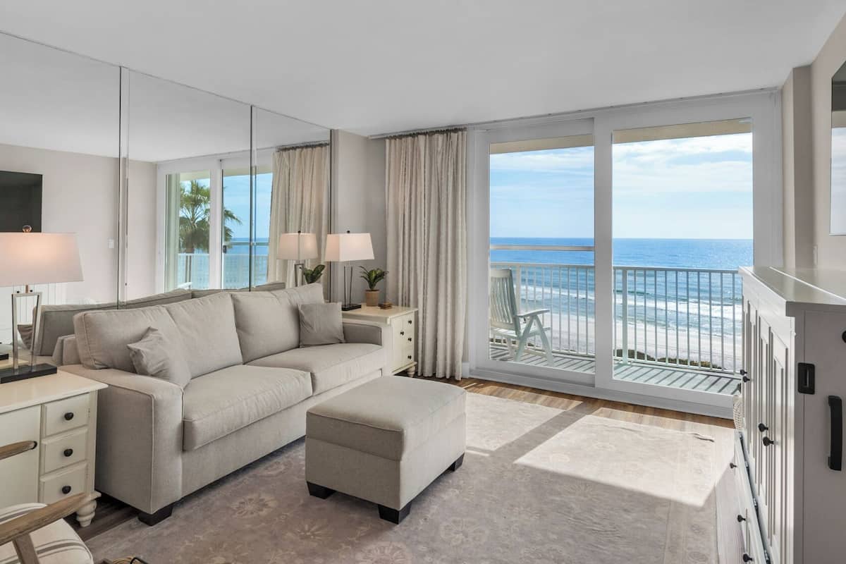 Condo, Berbilang Katil, Balcony, Ocean View (BeachCrest 402) | Ruang tamu | 42 inci televisyen skrin rata dengan digital