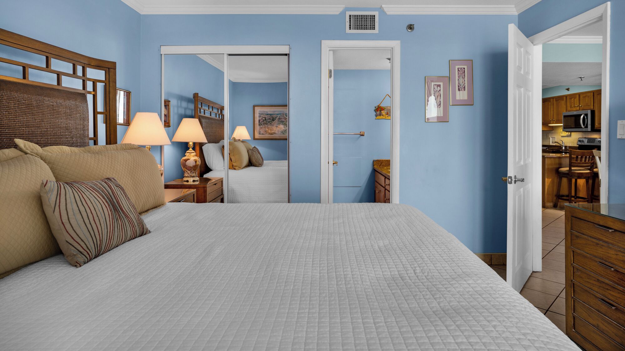 Apartamento, varias camas, balcón, vistas al mar (BeachCrest 902) | 2 dormitorios, decoración individual, mobiliario individual