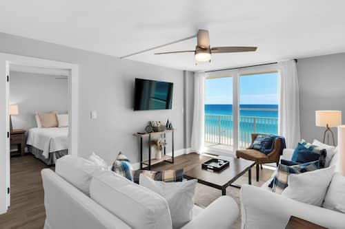 Apartment, Mehrere Betten, Balkon, Meerblick (BeachCrest 603) | Wohnbereich | 42-Zoll-Flachbildfernseher mit Digitalempfang