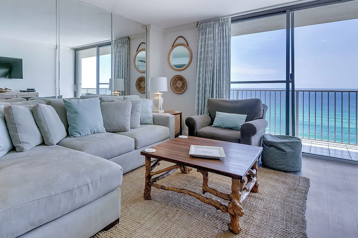 Condo, Berbilang Katil, Balcony, Ocean View (BeachCrest 1002) | Ruang tamu | 42 inci televisyen skrin rata dengan digital
