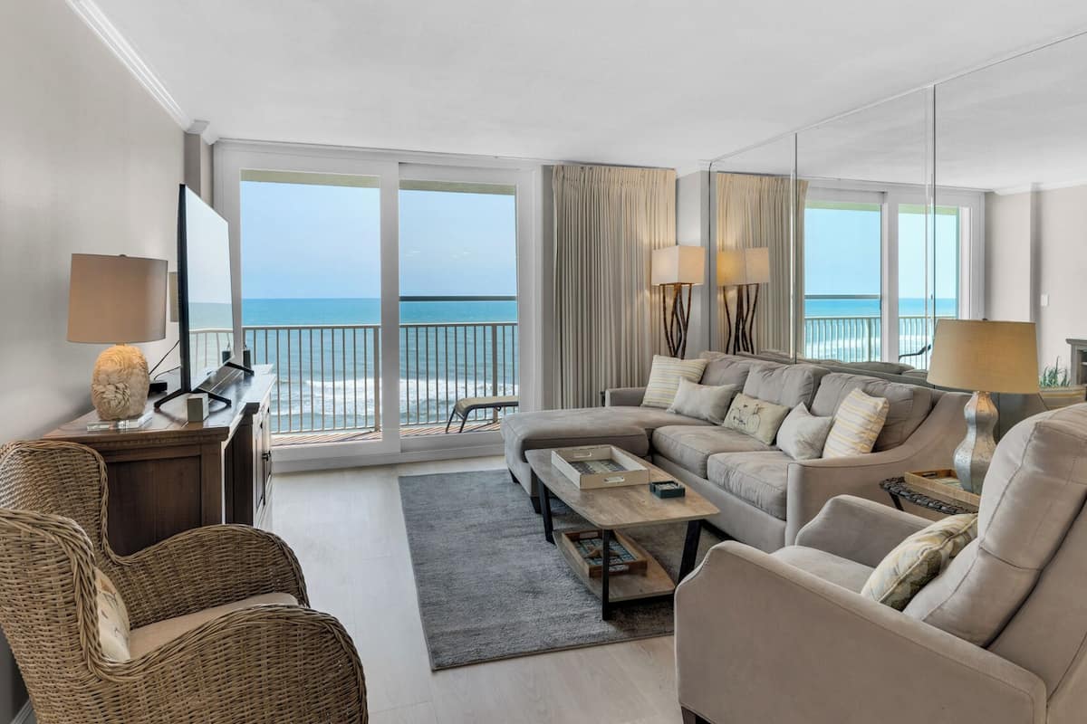 Condo, Berbilang Katil, Balcony, Ocean View (BeachCrest 501) | Ruang tamu | 42 inci televisyen skrin rata dengan digital