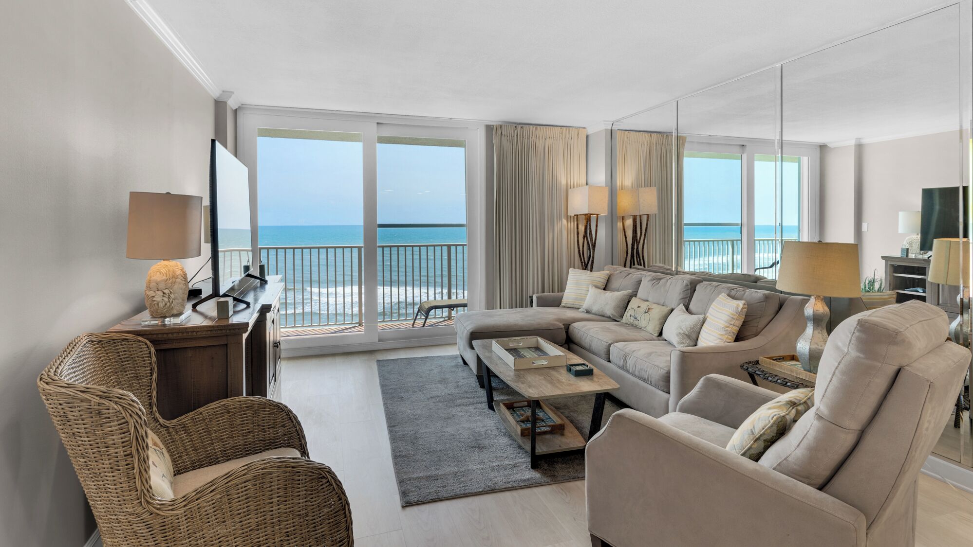 Apartment, Mehrere Betten, Balkon, Meerblick (BeachCrest 501) | Wohnbereich