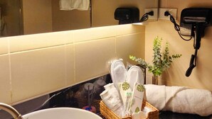 Appartamento | Bagno | Doccia, asciugacapelli, asciugamani