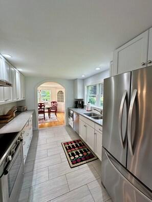 冷蔵庫、電子レンジ、オーブン、コンロ