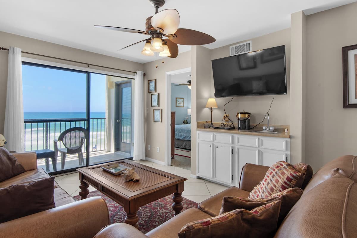 Appartement, Meerdere bedden, balkon, uitzicht op zee (Beachside Condo 6) | Woonruimte | Een 42-inch flatscreentelevisie met digitale zenders