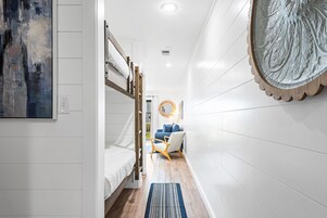 1 habitación, decoración personalizada y muebles diferentes 