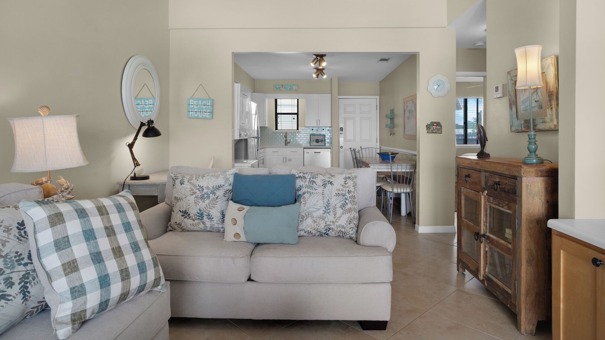 公寓客房, 多張床, 陽台, 海景 (Beachside Condo 11) | 起居區 | 42-吋平面電視，提供數位頻道