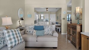 Condo, várias camas, sacada, vista para o oceano (Beachside Condo 11) | Área de estar | TV de tela plana 42 polegadas com canais digitais