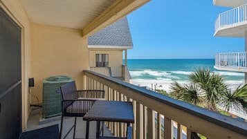 Apartment, Mehrere Betten, Balkon, Meerblick (Beachside Condo 21) | Unterkunftsgelände