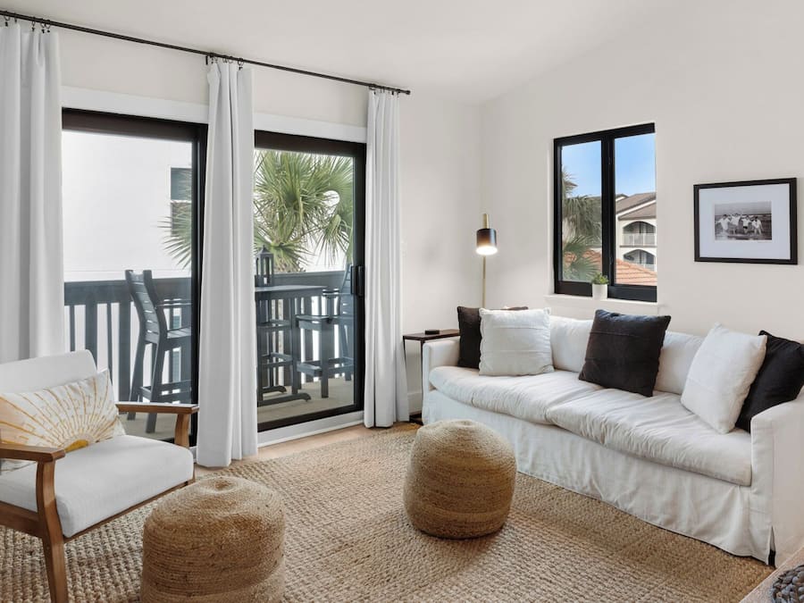 Bloc d'apartaments, diversos llits, balcó (Beachside Condo 24) | Sala d'estar | Televisor de pantalla plana de 42 polzades amb canals digitals