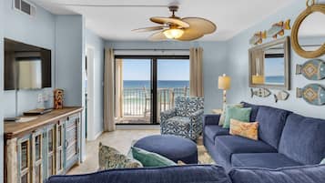 Apartment, Mehrere Betten, Balkon, Meerblick (Beachside Condo 5) | Wohnbereich | 42-Zoll-Flachbildfernseher mit Digitalempfang