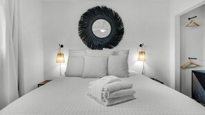 公寓式客房, 多张床, 阳台 (Beachside Condo 24) | 1 多间卧室、特色装修、特色家居、熨斗/熨衣板