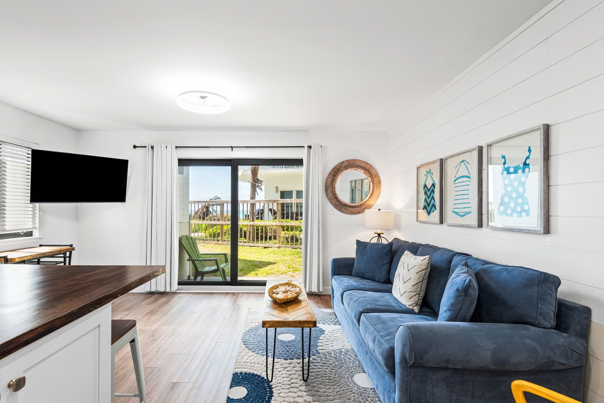 Condo, Plusieurs lits, patio, vue partielle sur l'océan (Beachside Condo 13) | Aire de séjour | Téléviseur à écran plat de 42 po avec télévision numérique