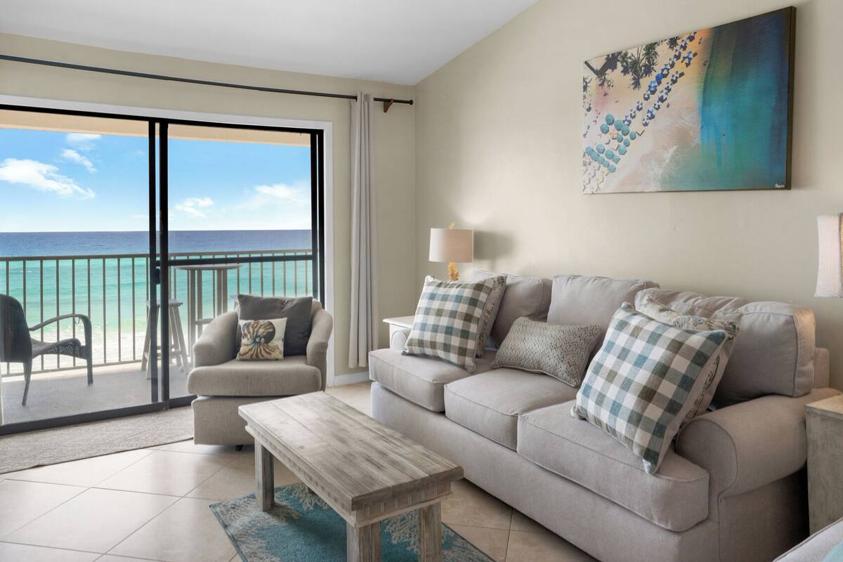 Appartement, meerdere bedden, balkon, uitzicht op oceaan (Beachside Condo 11) | Woonruimte | Een 42-inch flatscreentelevisie met digitale zenders