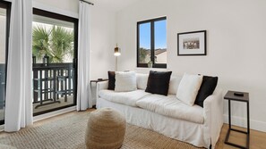 คอนโด, หลายเตียง, ระเบียง (Beachside Condo 24) | บริเวณนั่งเล่น | ทีวีจอแบน 42 นิ้ว พร้อมช่องดิจิตอล