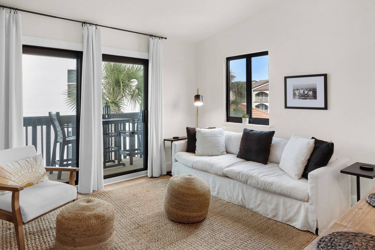 Leilighet, flere senger, balkong (Beachside Condo 24) | Oppholdsområde | En 42-tommers Flatskjerm-TV med digitale kanaler