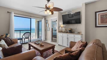 Condo, nhiều giường, ban công, quang cảnh biển (Beachside Condo 6) | Khu phòng khách | TV màn hình phẳng 42-inch có truyền hình kỹ thuật số