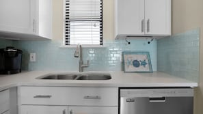 Condo, várias camas, sacada, vista para o oceano (Beachside Condo 11) | Cozinha privada | Cafeteira/chaleira