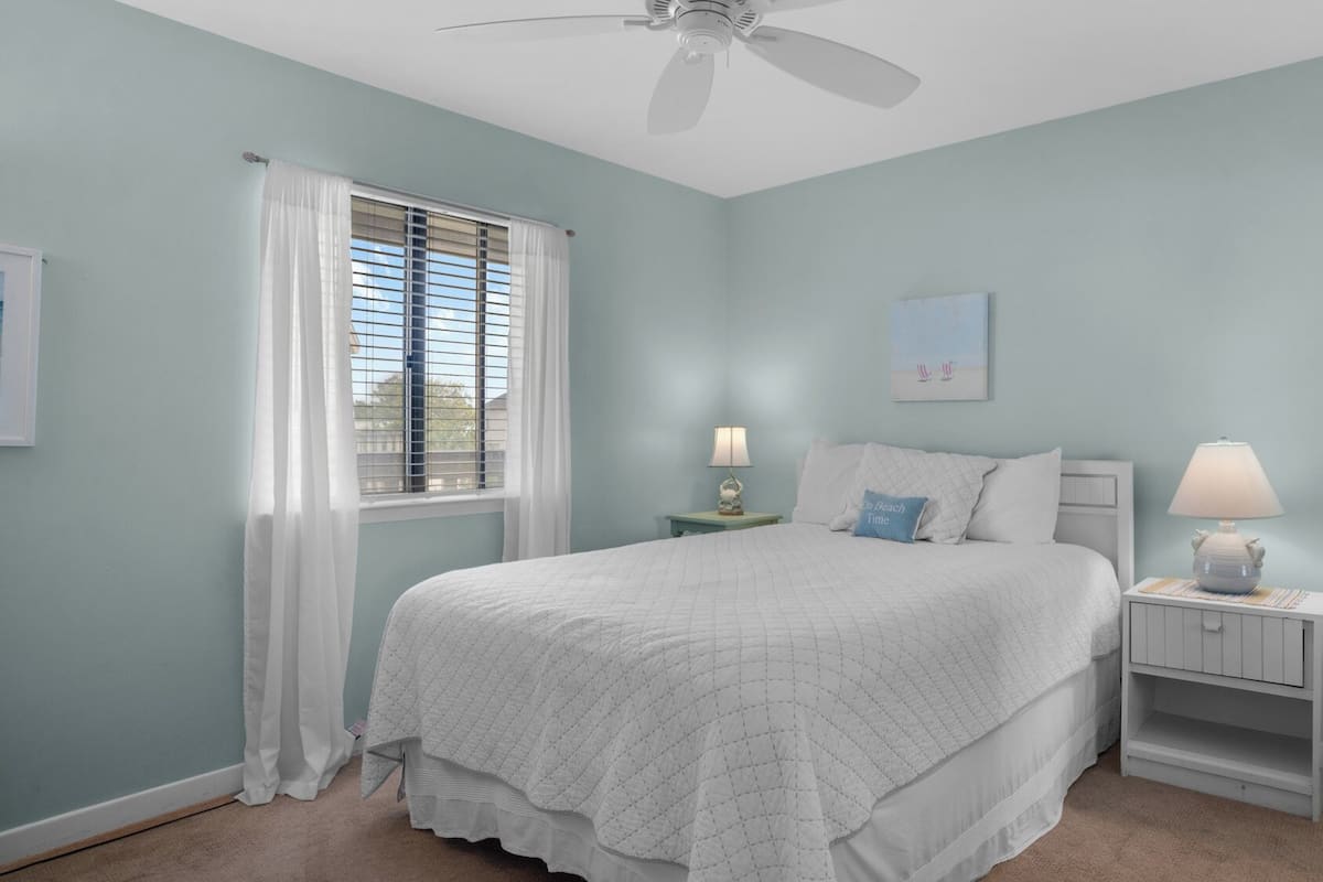 Appart'hôtel, plusieurs lits, balcon, vue océan (Beachside Condo 11) | 1 chambre, décoration personnalisée, ameublement personnalisé