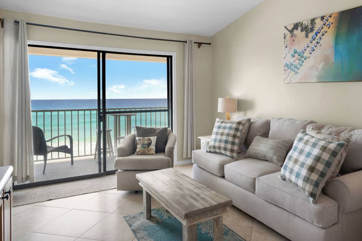 Appartement, Meerdere bedden, balkon, uitzicht op zee (Beachside Condo 11) | Woonruimte | Een 42-inch flatscreentelevisie met digitale zenders