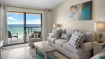 Apartment, Mehrere Betten, Balkon, Meerblick (Beachside Condo 11) | Wohnbereich | 42-Zoll-Flachbildfernseher mit Digitalempfang