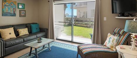 コンドミニアム ベッド (複数台) パティオ パーシャル オーシャン ビュー (Beachside Condo 14) | リビング エリア | 42 インチの薄型テレビ (デジタル放送視聴可)