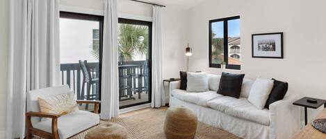 公寓式客房, 多张床, 阳台 (Beachside Condo 24) | 起居区 | 42-英寸纯平电视(配备数码频道)