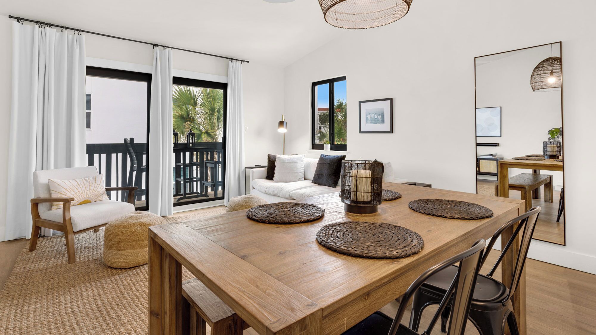 公寓客房, 多張床, 露台 (Beachside Condo 24) | 客廳 | 42 吋平面電視連數碼電視頻道