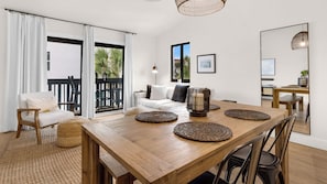 Condo, varias camas, balcón (Beachside Condo 24) | Área de sala de estar | Televisión de pantalla plana de 42 pulgadas con canales digitales