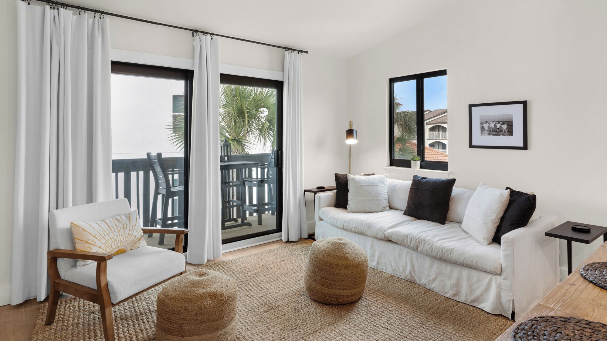 Condo, varias camas, balcón (Beachside Condo 24) | Área de sala de estar | Televisión de pantalla plana de 42 pulgadas con canales digitales 