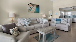 公寓客房, 多張床, 陽台, 海景 (Beachside Condo 11) | 起居區 | 42-吋平面電視,提供數位頻道